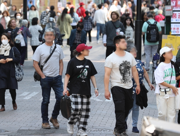 서울 중구 명동길에서 시민과 외국인 관광객들이 가벼운 옷차림으로 거리를 걷고 있다. (사진=연합뉴스)