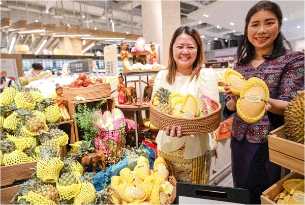9일 서울 여의도 더현대 서울 지하 1층 식품관에서 직원들이 태국 열대과일을 보여주고 있다. (사진=현대백화점) 