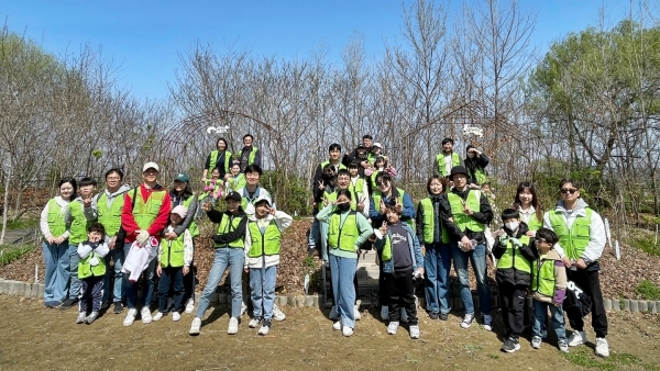 현대엔지니어링 임직원 및 임직원 가족이 서울 상암동 노을공원에서 생태숲 가꾸기 봉사활동을 진행한 뒤, 기념사진을 촬영하고 있다. (사진=현대엔지니어링)