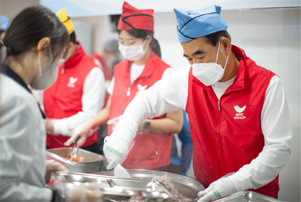 황종현 SPC삼립 사장(오른쪽)이 지난 28일 서울 용산구 동자동 따스한채움터에서 '사랑의 빨간밥차' 무료급식을 거들고 있다. (사진=SPC삼립) 