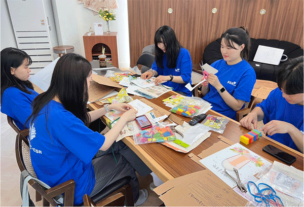 해바라기 봉사단은 7기 2조 대학생들이 21일 서울시내 한 스터디카페 회의공간에서 어르신 치매 예방용 '세상아이 기억상자'를 만들고 있다. (사진=bhc그룹)  