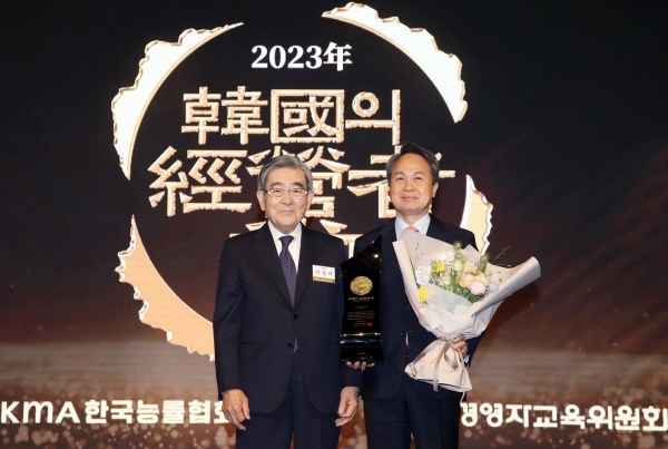 '2023년 한국의 경영자상'을 수상한 진옥동 신한금융그룹 회장(오른쪽)과 이봉서 한국능률협회 회장이 기념촬영을 하고 있다. (사진=신한금융)