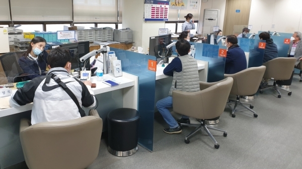 서울 한 은행 영업점에서 고객들이 상담을 받고 있다. (사진=서울파이낸스DB)