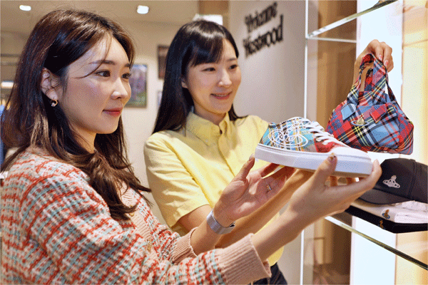 1일 서울 소공동 롯데백화점 본점 2층 비비안웨스트우드 매장에서 여성들이 상품을 살펴보고 있다. (사진=롯데백화점) 