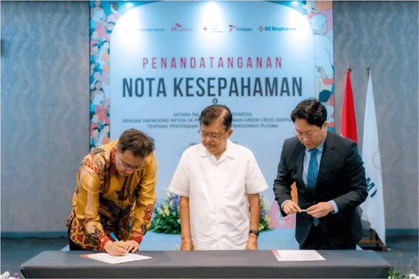 윤영준 GC녹십자 글로벌사업본부 유닛장(오른쪽)이 인도네시아에서 유수프 칼라 인도네시아 적십자 총재(가운데)가 지켜보는 가운데 제임스 트리만 대표와 업무협약서에 서명하고 있다. (사진=GC녹십자) 