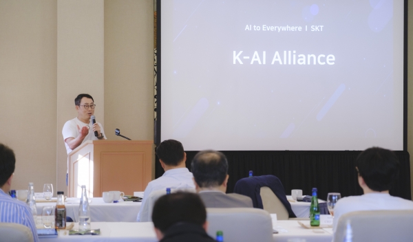유영상 SK텔레콤 사장이 16일(현지시간) 미국 실리콘밸리에서 개최한 ‘K-AI 얼라이언스 유나이트’ 행사에서 발표하는