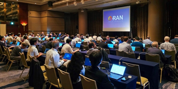 O-RAN 얼라이언스 미팅에 주요 글로벌 사업자 및 제조사 담당자들이 자리하고 있는 모습.