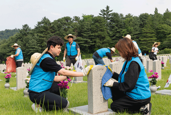 쿠팡풀필먼트서비스(CFS) 임직원들이 28일 서울 동작구 국립서울현충원에서 묘역 단장 봉사활동을 벌이고 있다. (사진=쿠팡)