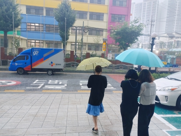 사무실(서울 마포구)을 나서며 비를 피하기 위해 우산을 펼치고 있다. (사진=김무종 기자)