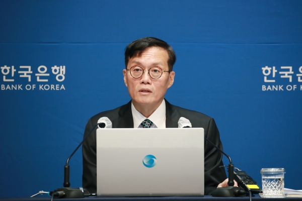 이창용 한국은행 총재가 13일 오전 서울 중구 한국은행에서 열린 통화정책방향 기자간담회에서 발언하고 있다.