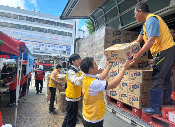 대한적십자사 관계자들이 17일 전북 익산시에서 폭우 피해 시민들을 위해 삼양식품이 준비한 라면을 수송차량에서 내리고 있다. (사진=삼양식품) 