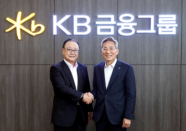 윤종규 KB금융그룹 회장(오른쪽)과 사무라다 켄고 솜포홀딩스 회장이 기념 촬영을 하고 있다. (사진=KB금융)