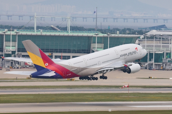 인천국제공항에서 이륙하는 아시아나항공 여객기 모습 (사진=연합뉴스)