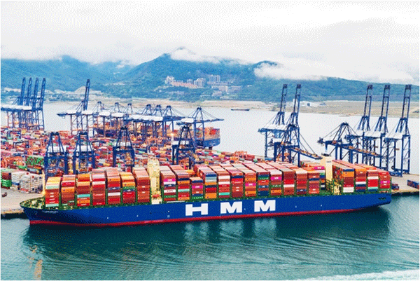 항구에 장박한 HMM 컨테이너선 (사진=HMM)