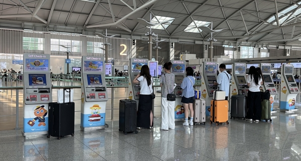 1일 인천국제공항에서 여객들이 셀프체크인 키오스크를 이용하고 있다. (사진=김수현 기자)