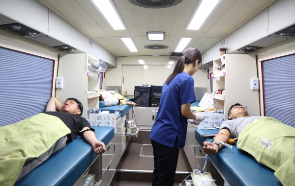 신한투자증권 임직원이 헌혈하고 있다. (사진=신한투자증권)