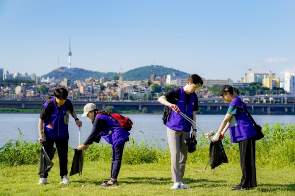 6일 효성그룹 임직원들이 '자원 순환의 날'을 맞아 서울 반포한강공원에서 쓰레기를 줍고 있다. (사진=효성)