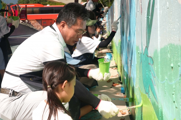한국투자증권 임직원들이 행복나눔 벽화 그리기 봉사에 참여해 벽화를 그리고 있다. (사진=한국투자증권)
