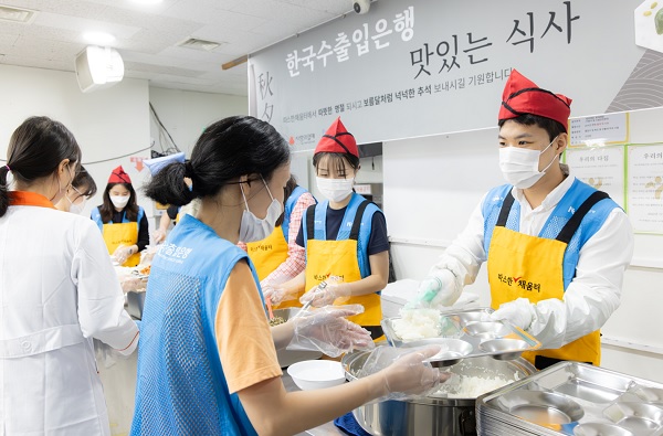 한국수출입은행 직원들은 추석 명절을 앞두고 서울역 인근 무료급식소에서 배식 봉사활동을 펼치고 있다. (사진=수출입은행)