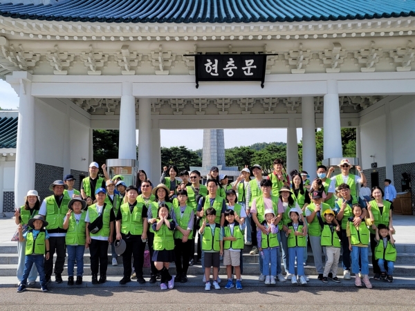 현대엔지니어링 임직원 및 임직원 가족이 지난 23일 '현충원 묘역 정화 봉사활동'을 진행하고 단체사진을 촬영하고 있다. (사진=현대엔지니어링)