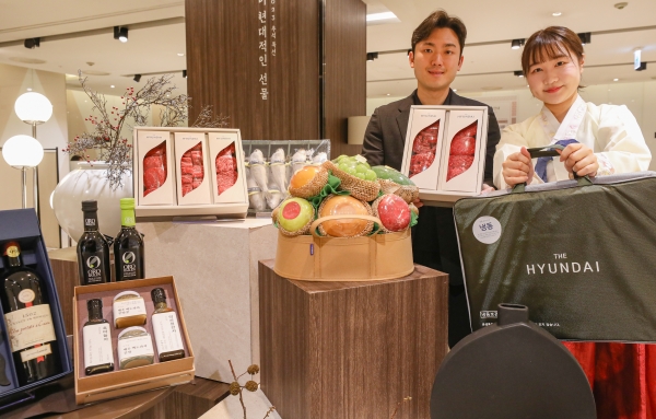 25일 강남 현대백화점 무역센터점 지하1층 식품관에서 직원들이 '핸드캐리용 추석 선물세트'를 소개하고 있는 모습.(사진=현대백화점)