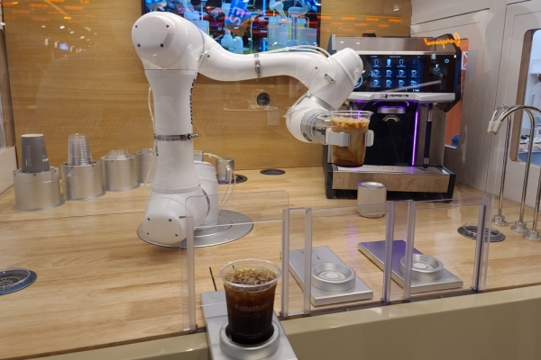 두산로보틱스의 협동 로봇이 커피를 만들어 전달하고 있다. (사진=서울파이낸스DB)