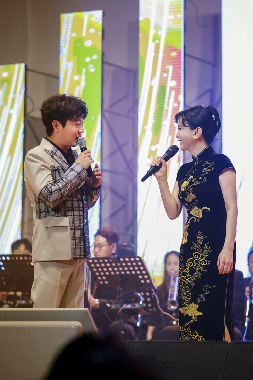 초대 가수 박현빈(왼쪽)과 듀엣 공연을 하고 있는 김정민 명창 (사진=맛있는국악)