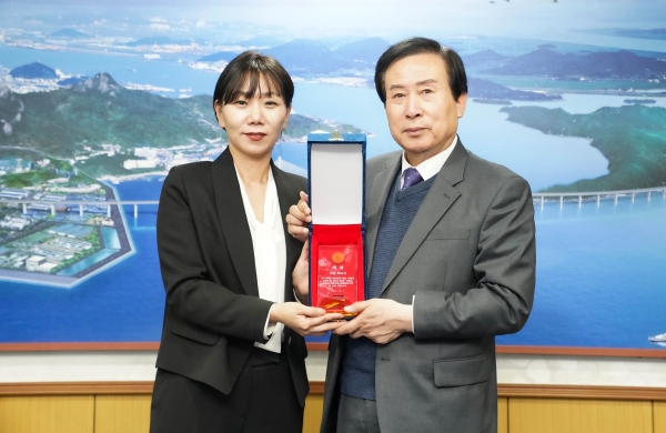 전남 목포시가 최근 SRT 어워드에서 대상을 수상했다. 오른쪽 박홍률 목포시장.(사진=목포시)