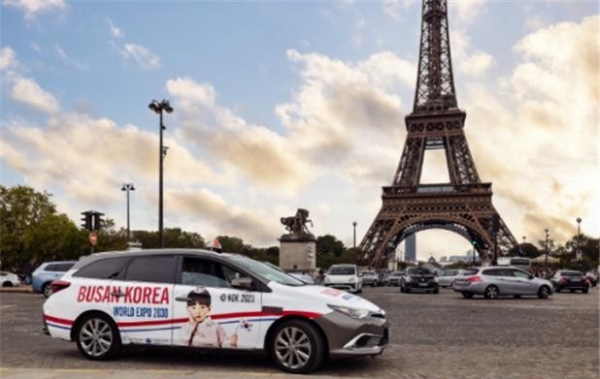 부산시는 국제박람회기구(BIE) 본부가 있는 파리의 드골공항 디지털 타워 4개와 시내 대형쇼핑몰 '시타디움'의 외벽 대형 스크린 2개, 택시 100대에 외부 랩핑으로 2030부산엑스포 유치를 위한 광고를 진행하고 있다고 17일 밝혔다. 사진은 파리 시내 택시 랩핑 광고.