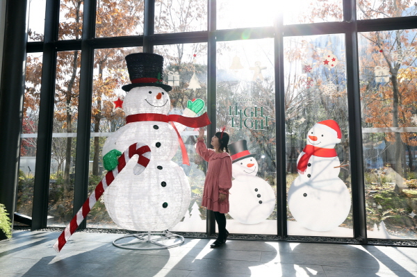 래미안갤러리 겨울 전시를 관람하고 있는 아이의 모습(눈사람). (사진=삼성물산 건설부문)