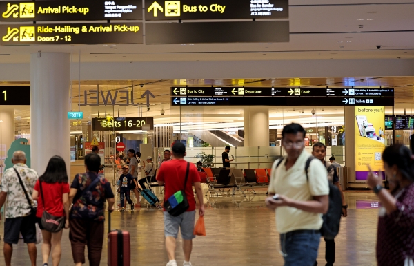 싱가포르 창이국제공항에서 관광객들이 공항과 쥬얼창이 연결 통로를 걷고 있다. (사진=연합뉴스)