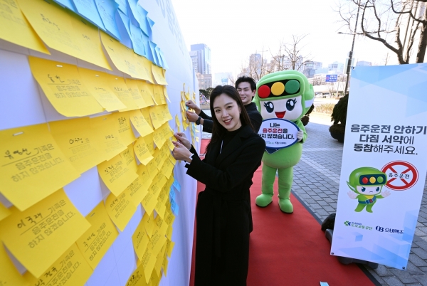1일 오비맥주가 도로교통공단과 함께 서울 중구 한국프레스센터 앞 서울마당에서 음주운전 제로 캠페인을 펼치고 있다. (사진=오비맥주)