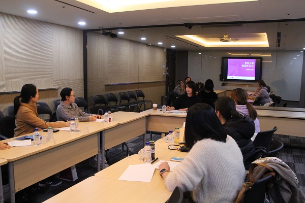 지난 6일 서울 서대문구 흥국생명 협력업체에서 진행한 톡톡패널단에서 흥국생명 임직원과 고객 패널이 토론을 진행하고 있다.