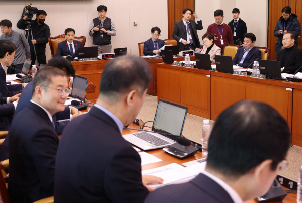 11월30일 국회에서 국토교통위원회 전체회의가 열리고 있다. (사진=연합)