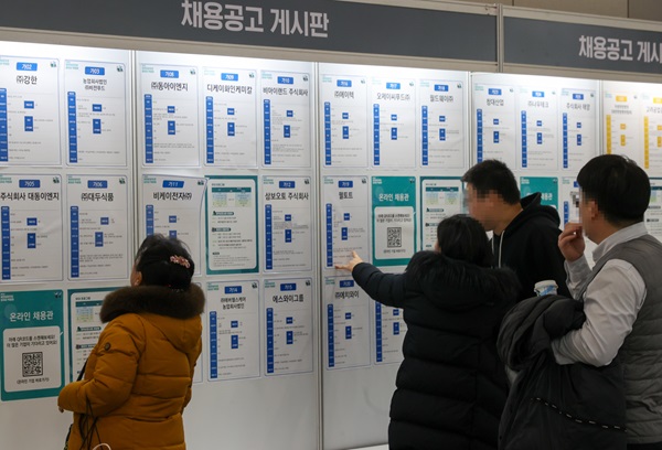 한 채용박람회에서 구직자들이 구인광고를 보고 있다. (사진=연합뉴스)