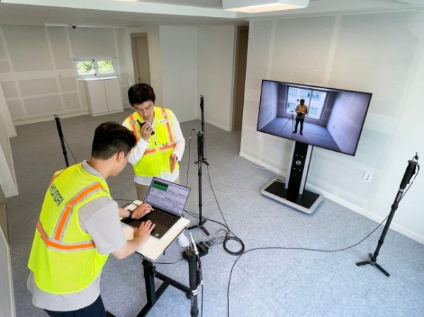 현대건설이 층간소음 실증시설 H 사일런트 랩에서 임팩트 볼을 활용한 테스트를 진행하고 있다. (사진=현대건설)