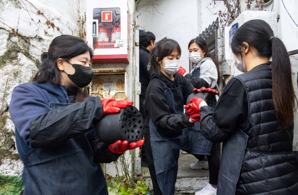 DL이앤씨 임직원 가족들이 서울 서대문구 홍제동 개미마을을 찾아 '사랑나눔 연탄 봉사활동'을 진행하고 있다. (사진=DL이앤씨)