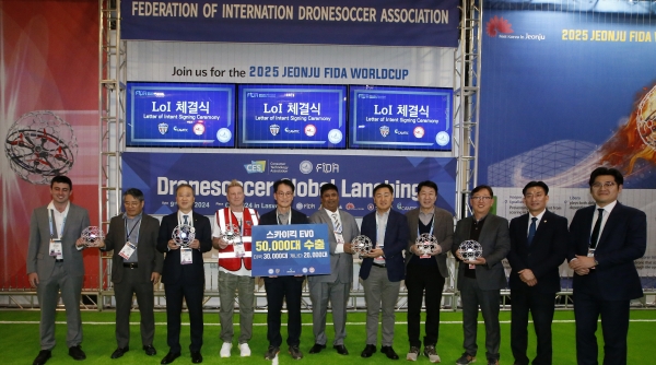 전주에서 개발하고 제작된 드론축구볼이 세계 최대 가전IT 전시회 'CES 2024'를 통해 세계무대에 첫선을 보였다. (사진=전주시)