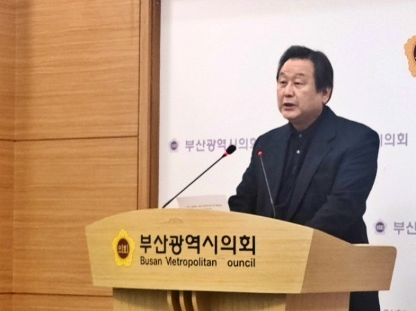 김무성 전 새누리당 대표가 15일 부산시의회에서 열린 기자회견에서 출마를 선언하고 있다. (사진=연합뉴스)