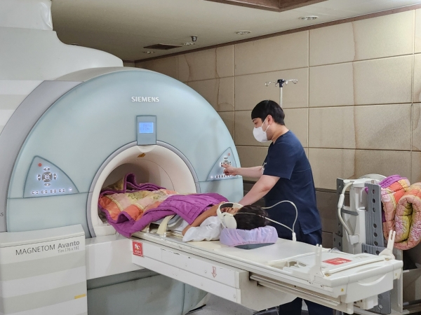세이브더철드런 보건건의료지원사업을 통해 저소득 가정 아동이 MRI 검사를 받는 모습. (사진=온종합병원)