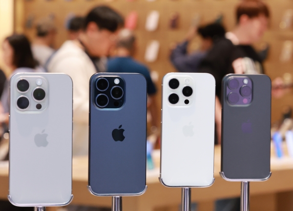 애플 아이폰15 시리즈 국내 공식 출시일인 지난 13일 서울 중구 명동 애플스토어를 찾은 고객들이 제품을 살펴보고 있다. (사진=연합뉴스)