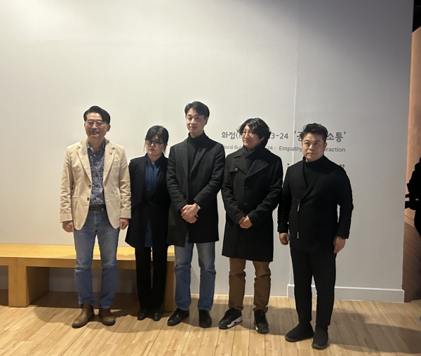 (왼쪽부터) 김홍년 작가, 송창애 작가, 이재형 작가, 최종운 작가, 한호 작가