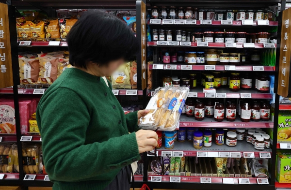 서울 시내 한 대형마트에서 한 시민이 빵과 잼을 고르고 있다. (사진=연합뉴스)
