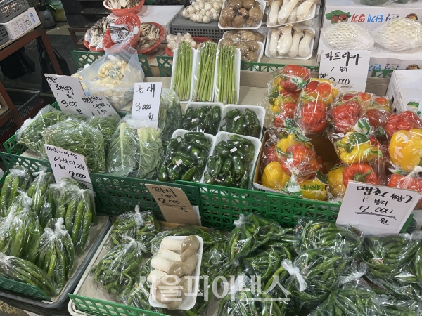 21일 서울의 한 전통시장에 있는 채소가게 모습 (사진=김혜지 기자)