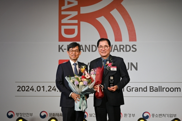완도군은 24일 서울 더 플라자 호텔에서 개최된 '2024 K-브랜드 어워즈'의 'K-도시(해양치유 도시)' 부문에서 기관상을 수상했다. (사진=완도군)
