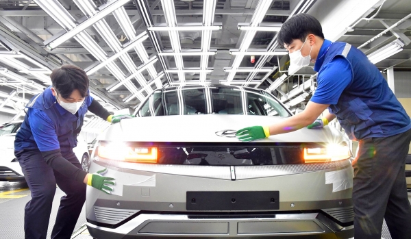 현대차 울산공장 아이오닉 5 생산라인에서 근로자가 차를 점검하고 있다. (사진=현대자동차)