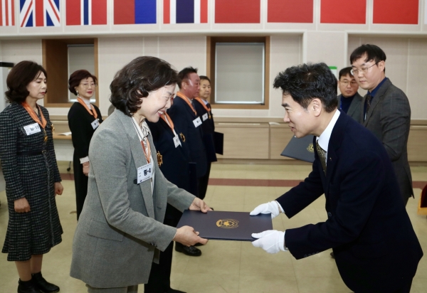 김대중 전남교육감이 오는 2월 말 퇴직교원들에게 훈·포장을 전수하고 있다. (사진=전남교육청)