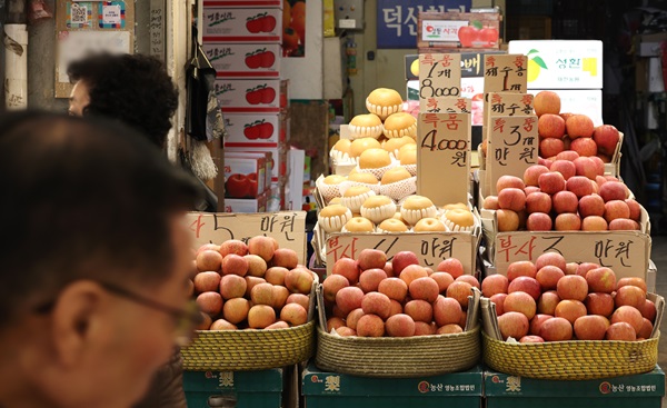 서울 한 전통시장 판매대에 과일이 진열돼 있다. (사진=연합뉴스)