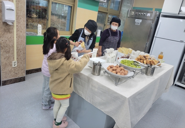 전남 도내 한 초등학교에서 자원봉사자들이 아침 간편식 배식을 하고 있다.