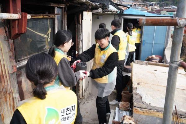 신천지자원봉사단 진주지부 회원들이 지역 내 소외계층가정에 연탄나눔봉사를 실시하고 있는 모습. (사진=신천지자원봉사단)